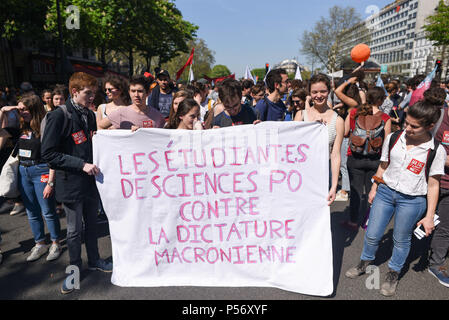 19 avril, 2018 - Paris, France : Les étudiants de l'école d'élite Sciences Po prendre part à une manifestation de protestation contre le gouvernement. Des milliers de personnes y compris les étudiants, les cheminots, les travailleurs de l'hôpital et démontré à Paris contre le président Emmanuel Macron en 1945. Des étudiants brandissent une arts 7.3 affichant la solidarité de Sciences Po avec le mouvement contre la sélection lors d'une manifestation contre la casse du service public. *** Pas de VENTES DE MÉDIAS FRANÇAIS *** Banque D'Images