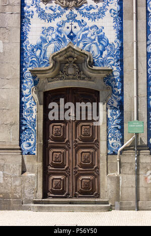 Porte de l'église do Carmo à Porto, Portugal avec mur carrelé bleu Banque D'Images