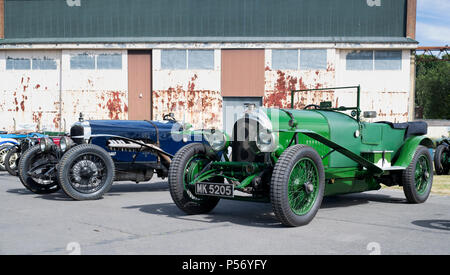 1926 Bentley avec d'autres animaux à Bicester Heritage Centre. L'Oxfordshire, Angleterre. Vue panoramique Banque D'Images