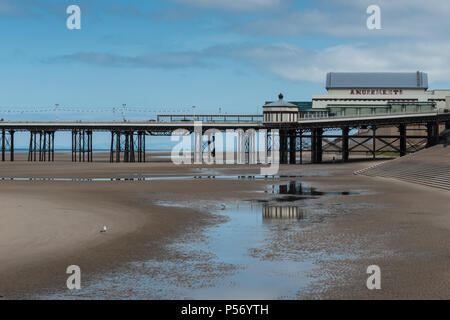 Matin d'été tranquille sur la promenade de la station balnéaire de Lancashire, Blackpool, Lancashire, UK avec North Pier en vue Banque D'Images