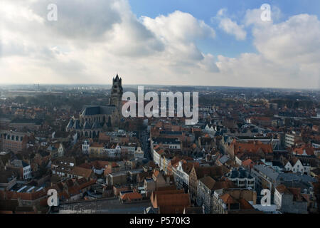 Vue aérienne sur la ville du Beffroi, Brugge, Belgique : montrant la Sint-Salvatorskathedraal et le Concertgebouw Banque D'Images