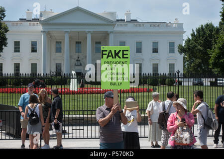 Anti-Trump au piquetage Maison Blanche ; placard indiquant les caractéristiques de Trump Président : menteur, escroc, predator, bully. 25 juin, 2017. Les touristes à proximité Banque D'Images