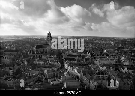 Vue aérienne sur la ville du Beffroi, Brugge, Belgique : montrant la Sint-Salvatorskathedraal et le Concertgebouw. Version noir et blanc. Banque D'Images