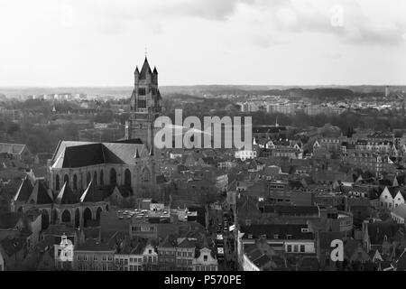 Vue aérienne sur la ville du Beffroi, Brugge, Belgique : montrant la Sint-Salvatorskathedraal et le Concertgebouw. Version noir et blanc Banque D'Images