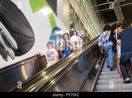 Les gens sur un escalator et escalier au MetLife Stadium à East Rutherford, NJ Banque D'Images