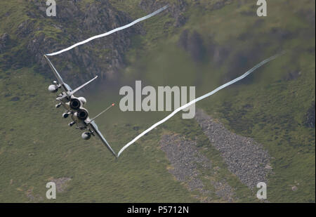 F-15E Strike Eagle de RAF Lakenheath 48th Fighter Wing, volant à faible niveau dans le domaine de la boucle de mach de galles (LFA7, zone 7) à basse altitude près de Snowdonia, Banque D'Images