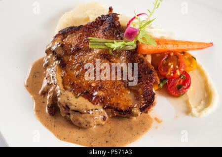 Fried Chicken steak avec sauce au poivre noir purée de pommes de terre Banque D'Images