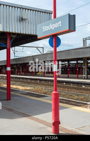 London, UK - 23 juin 2018 : la plate-forme à la gare de Stockport près de Manchester, Grande Bretagne Banque D'Images