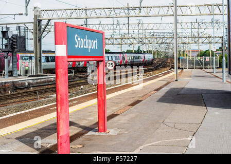 London, UK - 23 juin 2018 : la plate-forme à la gare de Stockport près de Manchester, Grande Bretagne Banque D'Images