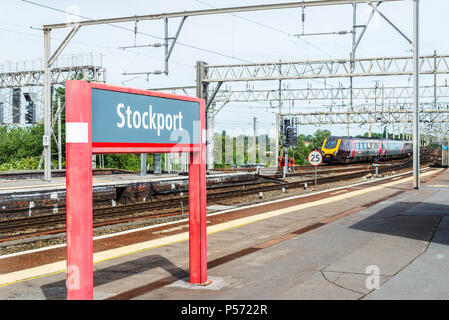 London, UK - 23 juin 2018 : la plate-forme à la gare de Stockport près de Manchester, Grande Bretagne Banque D'Images