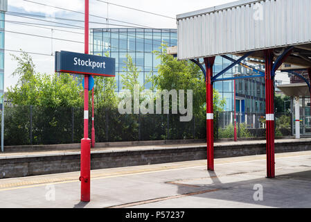 London, UK - 23 juin 2018 : la plate-forme à la gare de Stockport près de Manchester, Grande Bretagne Banque D'Images