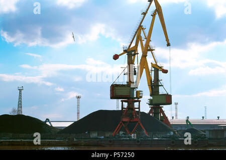 Terminal de chargement maritime, port de commerce de charbon, grues portuaires Banque D'Images