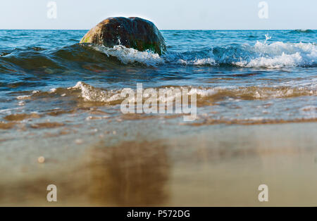 Petite pierre sur le sable, mer vague et de pierres, avec des pierres de la côte de la mer Banque D'Images