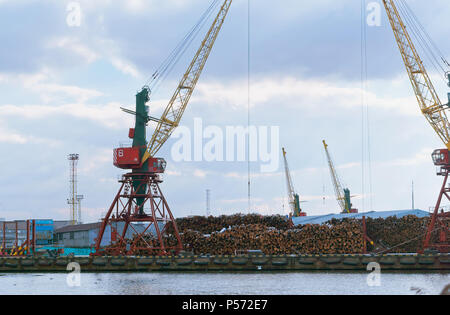 Port maritime sur la mer Baltique. Port Сommercial. Grues et machines portuaires. Banque D'Images