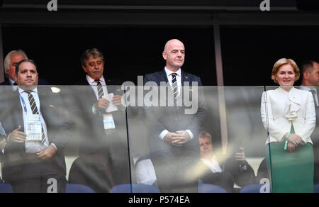 Samara, Russie. 25 Juin, 2018. Football : Coupe du monde, phase de groupe, groupe A, 3e journée l'Uruguay contre la Russie, au stade de Samara. Gianni Infantino (2-R), Président de la Fédération Internationale de Football Association (FIFA), sur les stands. Credit : Marius Becker/dpa/Alamy Live News Banque D'Images