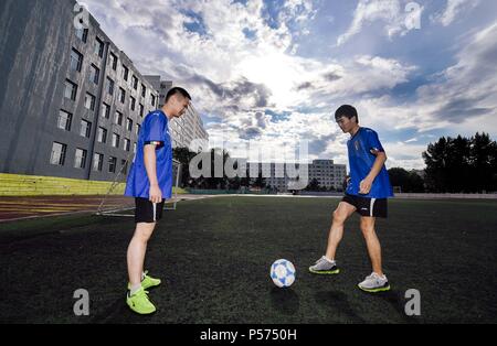 (180625) -- BEIJING, 25 juin 2018 (Xinhua) -- Sun Dongyuan (R) et le ventilateur Changjie ont une formation de football à l'école spécialisée de l'Université Changchun dans le nord-est de la Chine, la province de Jilin, le 20 juin 2018. Dongyuan sun et ventilateur Changjie, qui ont reçu un diagnostic de maladie oculaire congénitale, apprendre l'acupuncture et massage à l'école. Ils sont aussi les joueurs de l'équipe de football de l'école pour les étudiants malvoyants. Pendant le match, le soleil et l'identifier à l'aide d'un ventilateur en position de Bell à l'intérieur de la balle et avec des guides d'instructions. La Coupe du Monde FIFA 2018 est devenu leur matière populaire depuis le 14 juin, un Banque D'Images