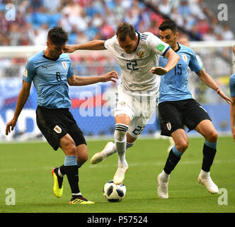 Samara, Russie. 25 Juin, 2018. Artem Dzyuba (C) de la Russie rivalise avec Rodrigo Bentancur (L) et Matias Vecino de l'Uruguay lors de la Coupe du Monde FIFA 2018 Group un match entre l'Uruguay et la Russie à Samara, Russie, 25 juin 2018. Crédit : Du Yu/Xinhua/Alamy Live News Banque D'Images