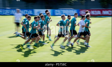 Vatutinki, Russland. 25 Juin, 2018. Germanys joueurs réchauffer durant la formation GES/football/World Championship 2018 Russie : Moscou/Vatutinki pratique DFB, 25.06.2018/GES/soccer/football Worldcup 2018 Russie : Moscou, pratique DFB/Watutinki, 25 juin, 2018 | dans le monde entier : dpa Crédit/Alamy Live News Banque D'Images
