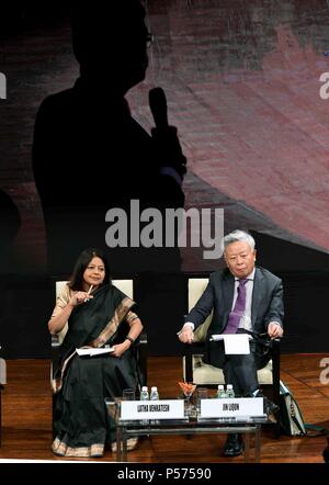 Mumbai, Inde. 25 Juin, 2018. Président de l'Asian Infrastructure Investment Bank (AIIB) Jin Liqun (R) s'exprime à la troisième réunion annuelle de l'AIIB à Mumbai, Inde, le 25 juin 2018. La troisième réunion annuelle de l'Asian Infrastructure Investment Bank (AIIB) a démarré en Inde du pôle financier Mumbai lundi avec le thème "obilizing pour financer l'Infrastructure : l'innovation et la collaboration." Crédit : Zhang Naijie/Xinhua/Alamy Live News Banque D'Images