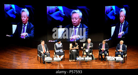 Mumbai, Inde. 25 Juin, 2018. Président de l'Asian Infrastructure Investment Bank (AIIB) Jin Liqun (3e R) s'exprime à la troisième réunion annuelle de l'AIIB à Mumbai, Inde, le 25 juin 2018. La troisième réunion annuelle de l'Asian Infrastructure Investment Bank (AIIB) a démarré en Inde du pôle financier Mumbai lundi avec le thème "obilizing pour financer l'Infrastructure : l'innovation et la collaboration." Crédit : Zhang Naijie/Xinhua/Alamy Live News Banque D'Images