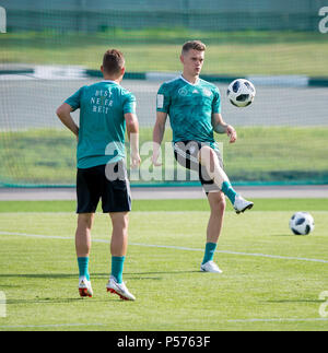 Vatutinki, Russland. 25 Juin, 2018. Matthias Ginter (Allemagne) joue le ballon de football Champion du Monde/GES/2018 Russie : Moscou/Vatutinki pratique DFB, 25.06.2018/GES/soccer/football Worldcup 2018 Russie : DFB-pratique, Moskow/Watutinki, 25 juin, 2018 | dans le monde entier : dpa Crédit/Alamy Live News Banque D'Images