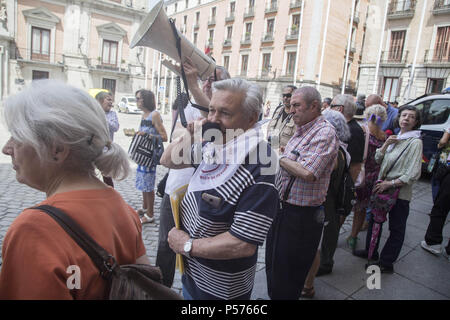 Madrid, Espagne. 25 Juin, 2018. Les retraités vu pendant la manifestation.Madrid retraités prendre la rue dans une réserve à l'état de la demande de pension sera porté à suivre de l'inflation et . Pour assurer un niveau de vie décent pour les retraités. Credit : Lito Lizana SOPA/Images/ZUMA/Alamy Fil Live News Banque D'Images