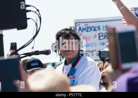 Tornillo, Texas, USA. 24 Juin, 2018. DOLORES HUERTA, un travail et leader des droits civils aux francophones des centaines de personnes se sont réunies à la Tornillo, TX, port d'entrée afin de protester contre l'administration d'Atout les politiques de tolérance zéro concernant l'immigration et la séparation des enfants de leurs parents lorsqu'ils sont arrêtés alors qu'ils entrent aux États-Unis. Photo : Josh Bachman/ZUMA/Alamy Fil Live News Banque D'Images