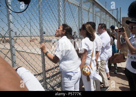 Tornillo, Texas, USA. 24 Juin, 2018. ALEXANDRIA OCASIO-CORTEZ, un candidat au congrès du New York 14, s'est secoué la clôture avec d'autres manifestants criant vers les agents d'immigration fédéraux pour leur demander de cesser la séparation des enfants et rendre les enfants logés dans les tentes près du Tornillo-Guadalupe Plaza sans frais. Des centaines de personnes se sont réunies à la Tornillo, TX, port d'entrée afin de protester contre l'administration d'Atout les politiques de tolérance zéro concernant l'immigration et la séparation des enfants de leurs parents lorsqu'ils sont arrêtés alors qu'ils entrent aux États-Unis. (Crédit Image : Banque D'Images