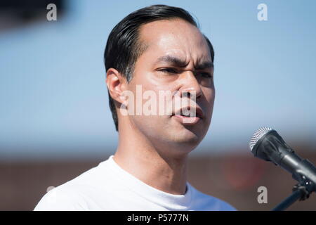 Tornillo, Texas, USA. 24 Juin, 2018. JULIAN Castro, ancien secrétaire du logement et du développement urbain, se tient à l'expression des centaines de personnes se sont réunies à la Tornillo, TX, port d'entrée afin de protester contre l'administration d'Atout les politiques de tolérance zéro concernant l'immigration et la séparation des enfants de leurs parents lorsqu'ils sont arrêtés alors qu'ils entrent aux États-Unis. Photo : Josh Bachman/ZUMA/Alamy Fil Live News Banque D'Images
