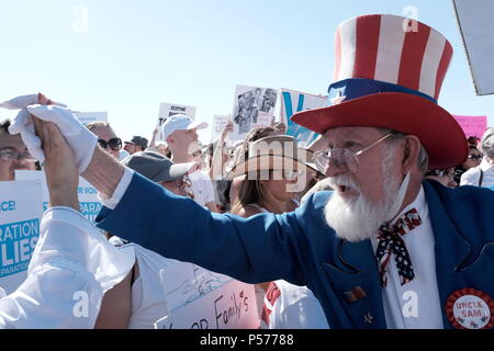 Tornillo, Texas, USA. 24 Juin, 2018. Leon, Blevins fives élevé de personnes qui se sont réunis à l'Tornillo, TX, port d'entrée afin de protester contre l'administration d'Atout les politiques de tolérance zéro concernant l'immigration et la séparation des enfants de leurs parents lorsqu'ils sont arrêtés alors qu'ils entrent aux États-Unis. Photo : Josh Bachman/ZUMA/Alamy Fil Live News Banque D'Images