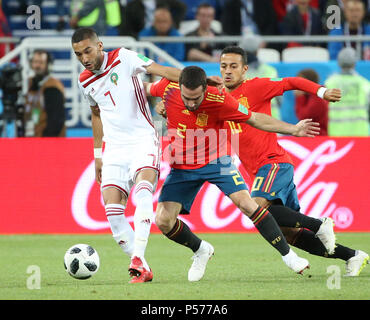 Kaliningrad, Russie. 25 Juin, 2018. Dani Carvajal (R) avant de l'Espagne le dispute à Hakim Ziyach du Maroc pendant la Coupe du Monde 2018 Groupe B match entre l'Espagne et le Maroc à Kaliningrad, Russie, 25 juin 2018. Crédit : Li Ming/Xinhua/Alamy Live News Banque D'Images
