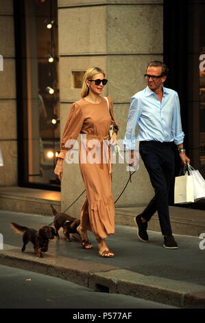 Milan, Kelly Rutherford courses au centre-ville avec un homme mystérieux Kelly Rutherford, l'actrice star du cinéma et de la télévision, notamment la série 'Gossip Girl', surpris de marcher dans les rues du centre-ville avec un homme mystérieux. Les deux ont également été autorisés à aller faire du shopping dans la boutique de 'CELINE' dans la via Montenapoleone, où Kelly Rutherford a acheté deux lunettes de soleil et une chemise, puis une longue promenade le long du quadrangle, jusqu'au retour à l'hôtel. Banque D'Images