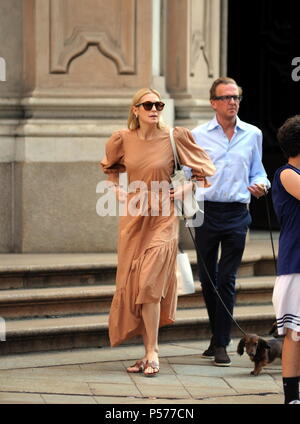 Milan, Kelly Rutherford courses au centre-ville avec un homme mystérieux Kelly Rutherford, l'actrice star du cinéma et de la télévision, notamment la série 'Gossip Girl', surpris de marcher dans les rues du centre-ville avec un homme mystérieux. Les deux ont également été autorisés à aller faire du shopping dans la boutique de 'CELINE' dans la via Montenapoleone, où Kelly Rutherford a acheté deux lunettes de soleil et une chemise, puis une longue promenade le long du quadrangle, jusqu'au retour à l'hôtel. Banque D'Images