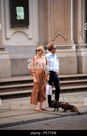 Milan, Kelly Rutherford courses au centre-ville avec un homme mystérieux Kelly Rutherford, l'actrice star du cinéma et de la télévision, notamment la série 'Gossip Girl', surpris de marcher dans les rues du centre-ville avec un homme mystérieux. Les deux ont également été autorisés à aller faire du shopping dans la boutique de 'CELINE' dans la via Montenapoleone, où Kelly Rutherford a acheté deux lunettes de soleil et une chemise, puis une longue promenade le long du quadrangle, jusqu'au retour à l'hôtel. Banque D'Images