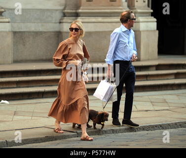 Milan, Kelly Rutherford courses au centre-ville avec un homme mystérieux Kelly Rutherford, l'actrice star du cinéma et de la télévision, notamment la série 'Gossip Girl', surpris de marcher dans les rues du centre-ville avec un homme mystérieux. Les deux ont également été autorisés à aller faire du shopping dans la boutique de 'CELINE' dans la via Montenapoleone, où Kelly Rutherford a acheté deux lunettes de soleil et une chemise, puis une longue promenade le long du quadrangle, jusqu'au retour à l'hôtel. Banque D'Images