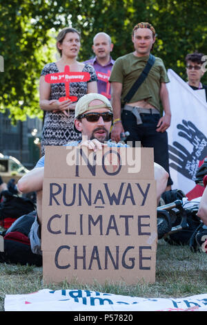 Londres, Royaume-Uni. 25 juin 2018. Militants contre l'expansion d'Heathrow Heathrow de voter non protester sur la place du Parlement que les députés discutent les plans du gouvernement pour une troisième piste à l'aéroport de Heathrow en avant d'un vote à la Chambre des communes ce soir. Credit : Mark Kerrison/Alamy Live News Banque D'Images