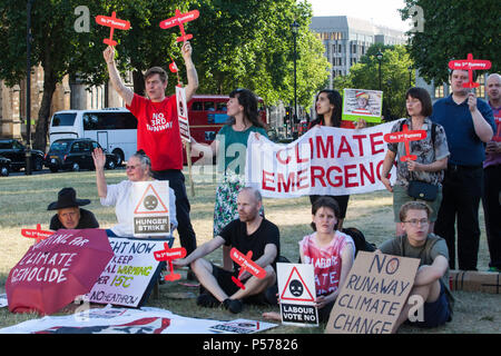 Londres, Royaume-Uni. 25 juin 2018. Militants contre l'expansion d'Heathrow Heathrow de voter non protester sur la place du Parlement que les députés discutent les plans du gouvernement pour une troisième piste à l'aéroport de Heathrow en avant d'un vote à la Chambre des communes ce soir. Credit : Mark Kerrison/Alamy Live News Banque D'Images