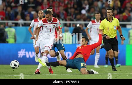 Kaliningrad, Russie. 25 juin 2018. : 25.06.2018 firo, Kaliningrad, Fuvuball, Soccer, l'équipe nationale, la Coupe du Monde 2018 en Russie, Ruvuland, Coupe du Monde 2018 en Russie, Ruvuland, Coupe du Monde 2018 en Russie, la Russie, l'Espagne - Maroc Hakim Ziyech contre Thiago | Conditions de crédit dans le monde entier : dpa/Alamy Live News Banque D'Images