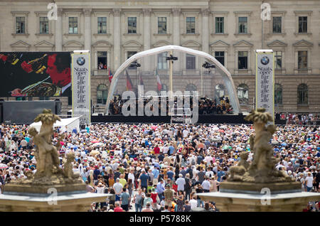 Berlin, Allemagne. 16 Juin, 2018. La Staatskapelle de Berlin joue sur la Bebelplatz (square) lors du concert "Staatsoper fuer alle'. state opera pour tout le monde) sous la direction de Daniel Barenboim. Credit : Monika Skolimowska/dpa-Zentralbild/dpa/Alamy Live News Banque D'Images