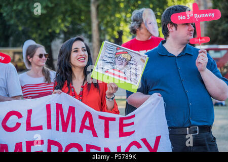 Londres, Royaume-Uni. 25 Jun, 2018. Où est Boris - que le Parlement débat sur la troisième piste à Heathrow, à l'intérieur du hall des manifestants et de protestation à l'extérieur. Crédit : Guy Bell/Alamy Live News Banque D'Images