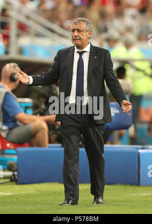 (180625) -- SARANSK, 25 juin 2018 (Xinhua) -- l'entraîneur-chef du Portugal, Fernando Santos réagit au cours de la Coupe du Monde FIFA 2018 match du groupe B entre l'Iran et le Portugal en Saransk, Russie, 25 juin 2018. (Xinhua/Fei Maohua) Banque D'Images