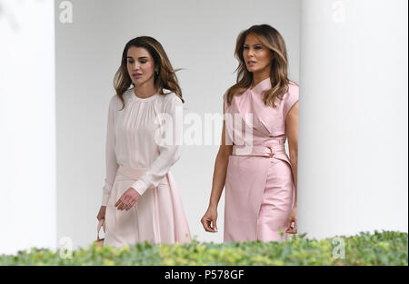 Washington, District de Columbia, Etats-Unis. 25 Juin, 2018. Première dame Melania Trump et La Reine Rania de Jordanie à pied de la colonnade de la Maison Blanche le 25 juin 2018. Crédit : Olivier Douliery/Piscine via CNP Crédit : Olivier Douliery/CNP/ZUMA/Alamy Fil Live News Banque D'Images