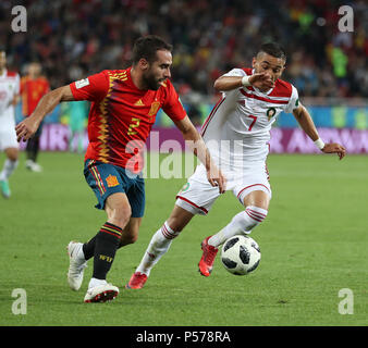 Kaliningrad, Russie. 25 Juin, 2018. Dani Carvajal (L) de l'Espagne le dispute à Hakim Ziyach du Maroc pendant la Coupe du Monde 2018 Groupe B match entre l'Espagne et le Maroc à Kaliningrad, Russie, 25 juin 2018. Credit : Lu Jinbo/Xinhua/Alamy Live News Banque D'Images
