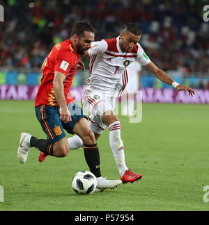 Kaliningrad, Russie. 25 Juin, 2018. Dani Carvajal (L) de l'Espagne le dispute à Hakim Ziyach du Maroc pendant la Coupe du Monde 2018 Groupe B match entre l'Espagne et le Maroc à Kaliningrad, Russie, 25 juin 2018. Credit : Lu Jinbo/Xinhua/Alamy Live News Banque D'Images