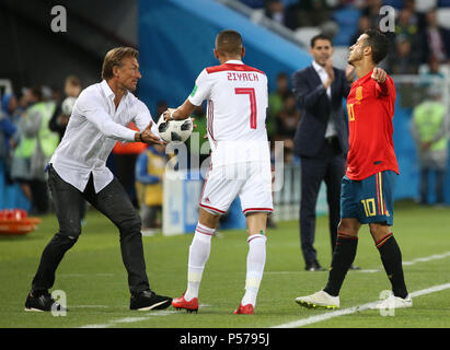 Kaliningrad, Russie. 25 Juin, 2018. L'entraîneur-chef Hervé Renard (L) du Maroc passe le ballon à Hakim Ziyach pendant la Coupe du Monde 2018 Groupe B match entre l'Espagne et le Maroc à Kaliningrad, Russie, 25 juin 2018. Crédit : Li Ming/Xinhua/Alamy Live News Banque D'Images