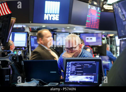 New York, USA. 25 Juin, 2018. Traders travailler à la Bourse de New York à New York, États-Unis, le 25 juin 2018. Stocks américains terminé plus bas sur le Lundi. Le Dow Jones Industrial Average a chuté 328,09 points, ou 1,33  %, à 24 252,80. Le S&P 500 a baissé de 37,81 points, ou 1,37  %, à 2 717,07. L'indice composé Nasdaq a chuté 160,81 points, ou 2,09  %, à 7 532,01. Credit : Wang Ying/Xinhua/Alamy Live News Banque D'Images