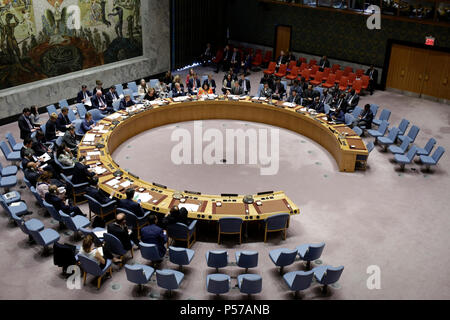 (180625) -- ORGANISATION DES NATIONS UNIES, 25 juin (Xinhua) -- Photo prise le 25 juin 2018 montre une vue générale de la réunion du Conseil de sécurité sur le maintien de la paix et de la sécurité au siège des Nations Unies à New York. Le Secrétaire Général des Nations Unies, Antonio Guterres, le lundi a exhorté le Conseil de sécurité de trouver 'besoin' d'un consensus pour résoudre les nombreux défis dans la région Moyen-Orient et Afrique du Nord. (Xinhua/Li Li Muzi) Credit : muss i/Xinhua/Alamy Live News Banque D'Images