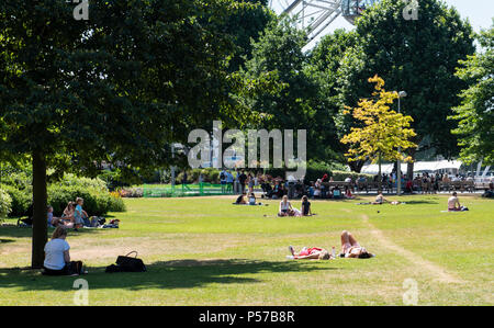 Londres, Royaume-Uni. 25 juin 2018. Météo britannique. Soleil et chaleur étouffante dans le centre de Londres. Credit : PQ Images/Alamy Banque D'Images