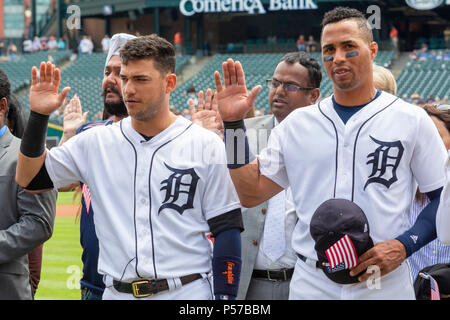 Detroit, Michigan, USA - 25 juin 2018 - Les immigrants sont assermentés à titre de nouveaux citoyens américains lors d'une cérémonie à Comerica Park avant un match de baseball des Detroit Tigers. Shortshop tigres Jose Iglesias (à gauche) et champ centre Leonys Martín, qui ont tous deux quitté Cuba, ont été parmi les nouveaux citoyens. Crédit : Jim West/Alamy Live News Banque D'Images