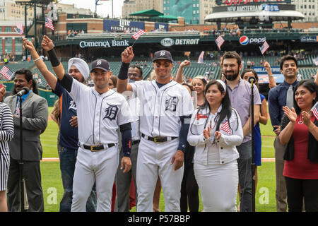 Detroit, Michigan, USA - 25 juin 2018 - Les immigrants sont assermentés à titre de nouveaux citoyens américains lors d'une cérémonie à Comerica Park avant un match de baseball des Detroit Tigers. Shortshop tigres Jose Iglesias (à gauche) et champ centre Leonys Martín, qui ont tous deux quitté Cuba, ont été parmi les nouveaux citoyens. Crédit : Jim West/Alamy Live News Banque D'Images